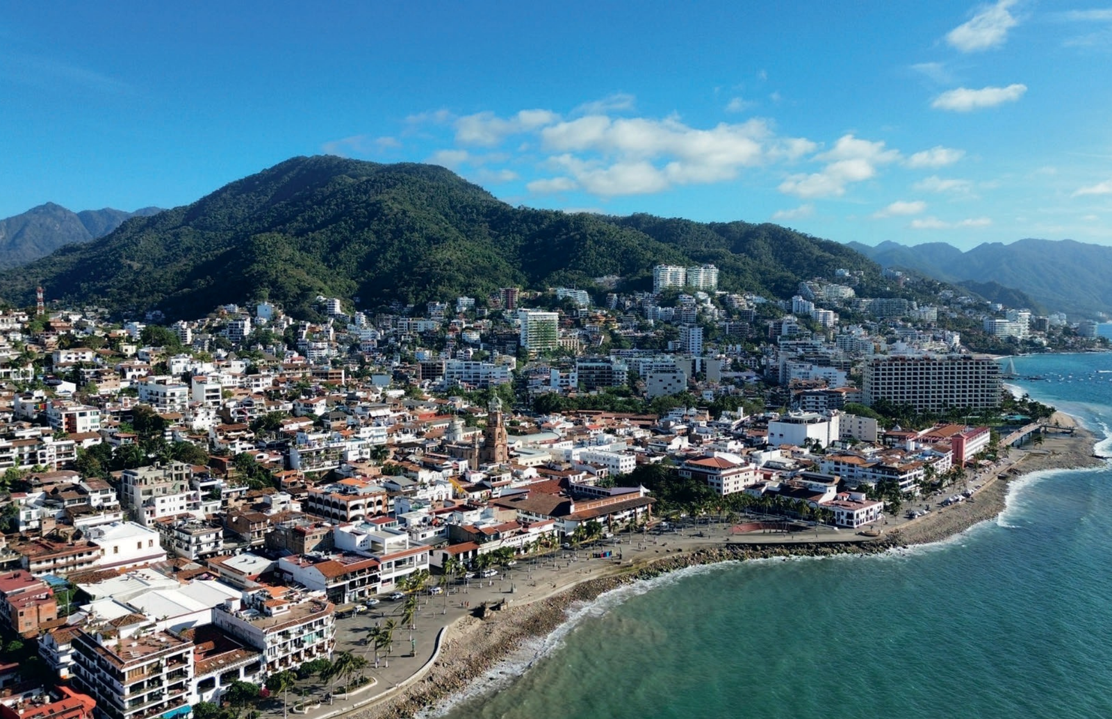 Vista aérea de Puerto Vallarta con la Sierra Madre al fondo